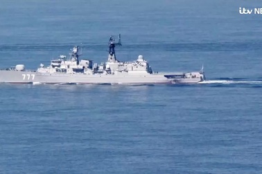 Tàu hộ vệ Nga bám đuổi tàu sân bay Mỹ trên Địa Trung Hải