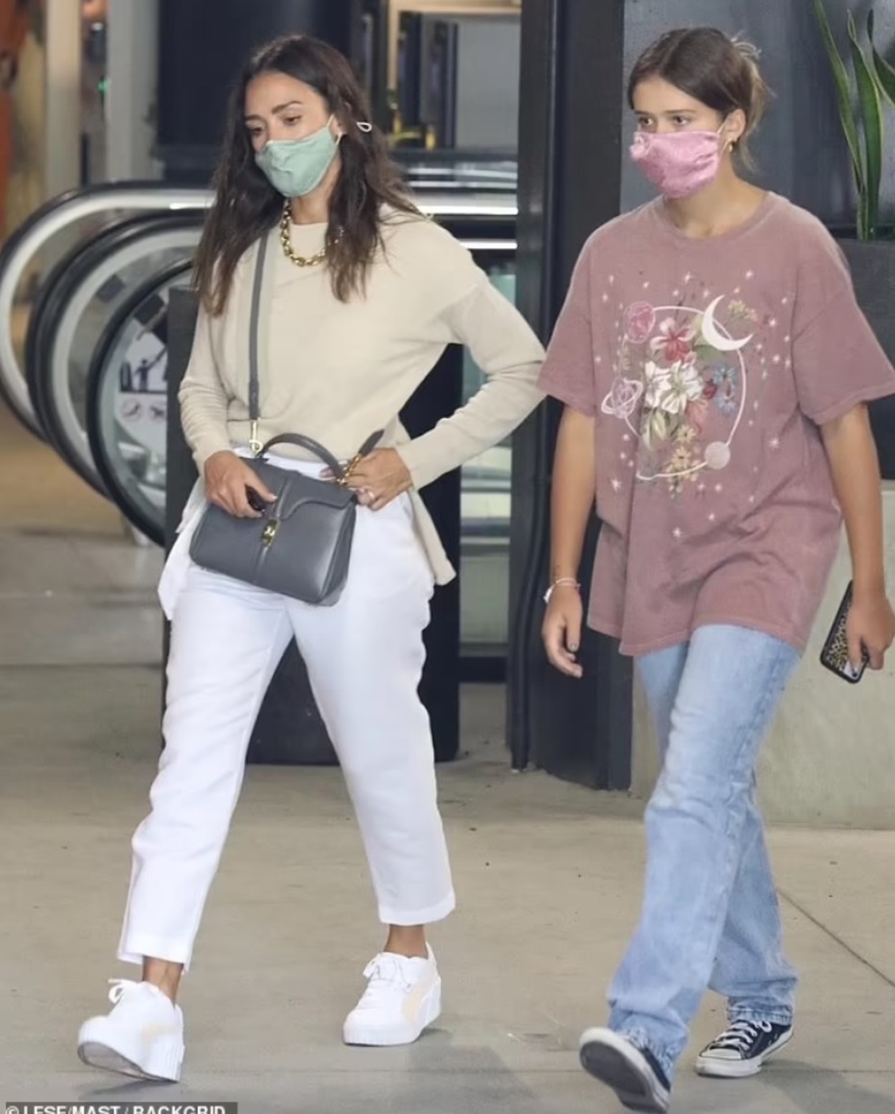 Con gái 13 tuổi của Thiên thần bóng tối Jessica Alba đã cao hơn mẹ - 3 Con gái 13 tuổi của Thiên thần bóng tối Jessica Alba đã cao hơn mẹ - 3