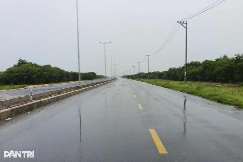 Tôn bay, cây đổ, thuyền đắm trong bão Noru - 8 Tôn bay, cây đổ, thuyền đắm trong bão Noru - 8
