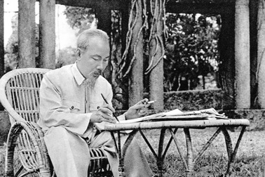 Tấm gương luôn chăm lo nâng cao dân trí, bồi dưỡng nhân tài