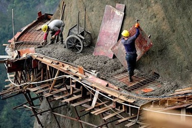 Thót tim cảnh công nhân TQ làm đường giữa lưng chừng trời