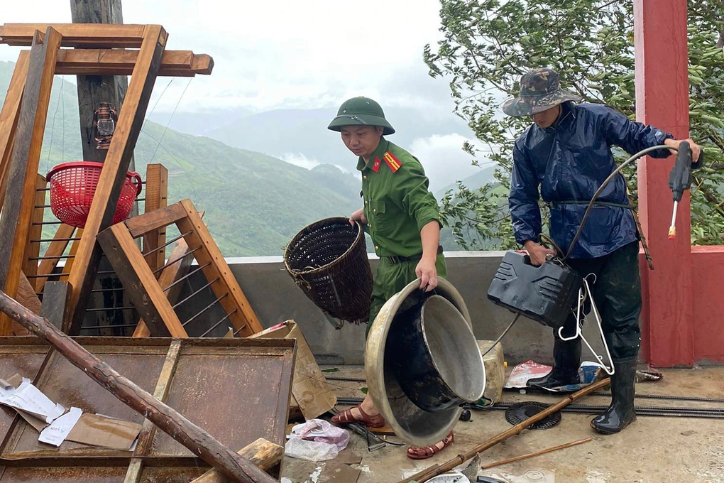 Chủ tịch xã, công an vượt rừng gùi thực phẩm tiếp tế người dân bị cô lập - 1 Chủ tịch xã, công an vượt rừng gùi thực phẩm tiếp tế người dân bị cô lập - 1