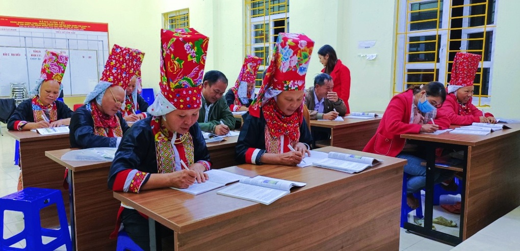 Lớp học giữa rừng đêm của bà con dân tộc ở Bình Liêu - 1 Lớp học giữa rừng đêm của bà con dân tộc ở Bình Liêu - 1