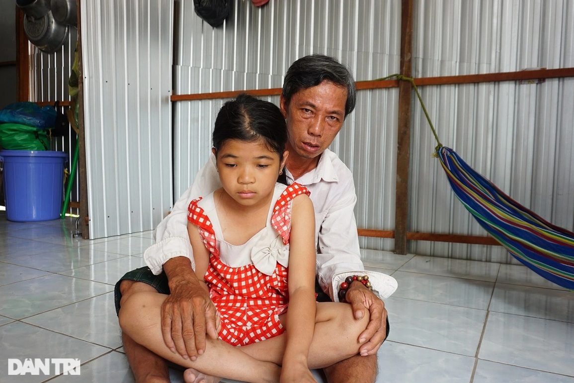 Mất mẹ vì Covid-19, bé gái sống khốn khổ cùng cha bị bệnh động kinh - 4 Mất mẹ vì Covid-19, bé gái sống khốn khổ cùng cha bị bệnh động kinh - 4