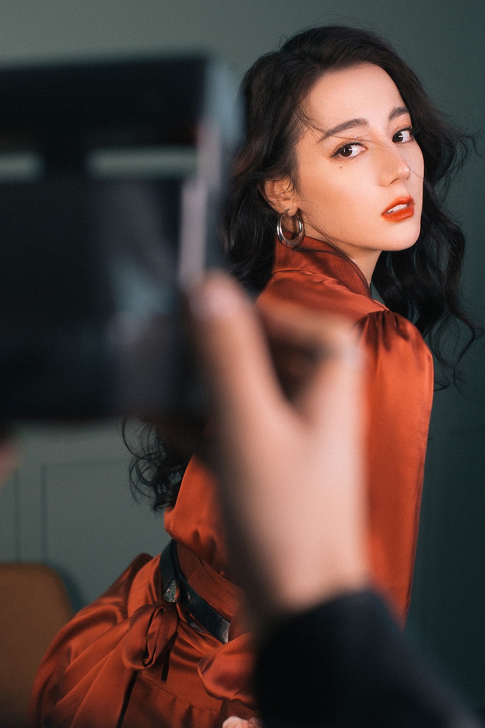 Địch Lệ Nhiệt Ba ngày càng sành điệu, quyến rũ - 15