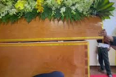 Đám tang đang diễn ra, công an yêu cầu mở nắp quan tài khám nghiệm tử thi