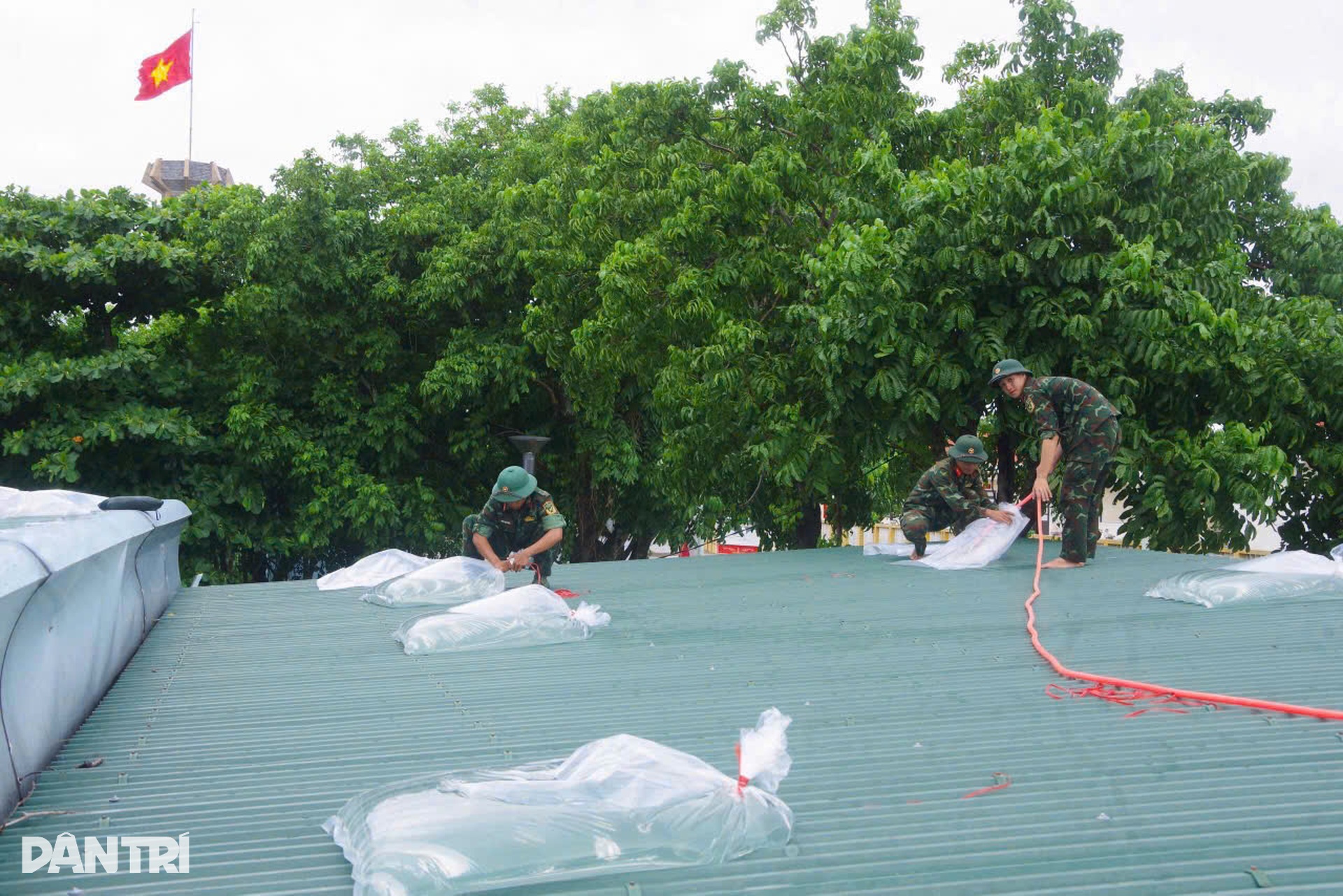 Miền Trung mưa trắng trời, nước ngập lút bánh xe - 6 Miền Trung mưa trắng trời, nước ngập lút bánh xe - 6