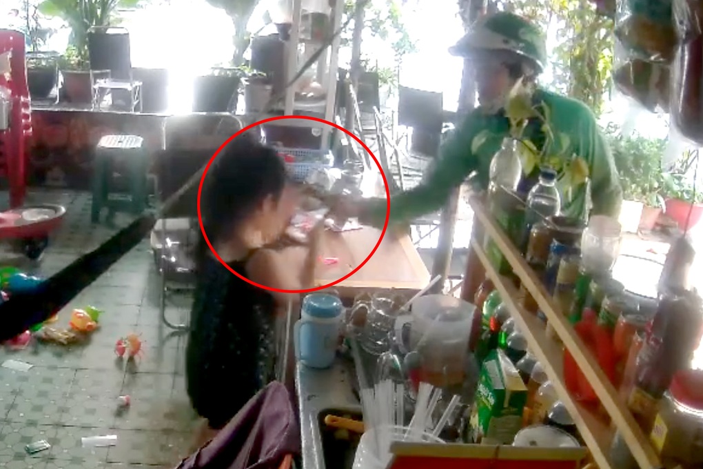 Người đàn ông lấy điện thoại trên tay bé gái gần trụ sở công an - 1 Người đàn ông lấy điện thoại trên tay bé gái gần trụ sở công an - 1