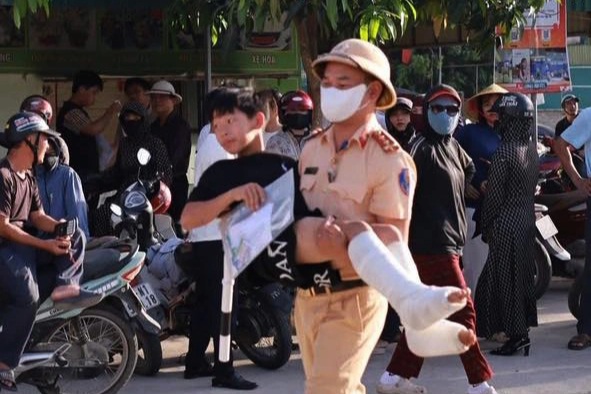 Cảnh sát bế thí sinh gãy 2 chân, dùng xe chuyên dụng chở sĩ tử đi thi - 1