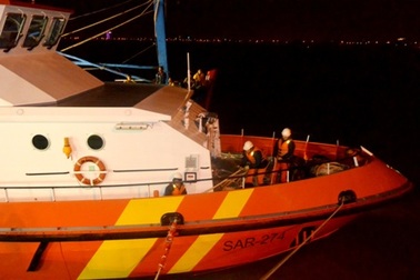 Đưa 12 ngư dân bị nạn trên biển vào bờ an toàn