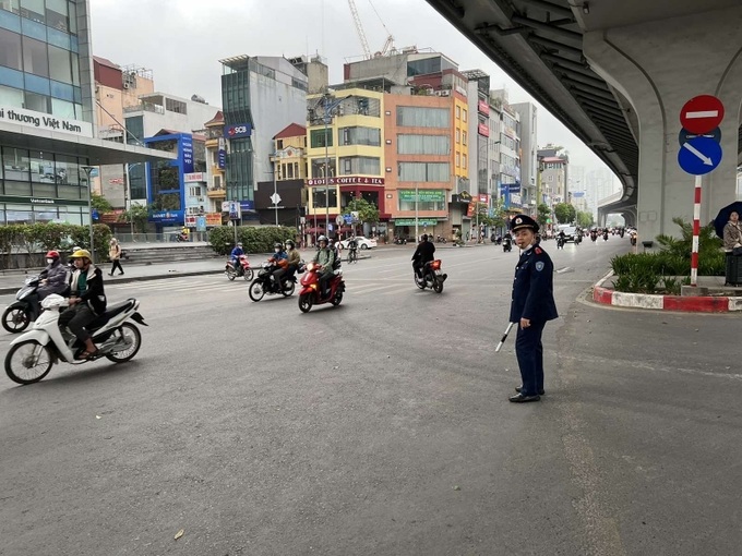 Lực lượng Thanh tra Sở phối hợp chốt trực, phân luồng giao thông tại các điểm, khu vực, tuyến đường có mật độ giao thông cao, các khu vực thi công công trình trọng điểm của Thành phố, khu vực các bến xe khách liên tỉnh trong tình hình mới