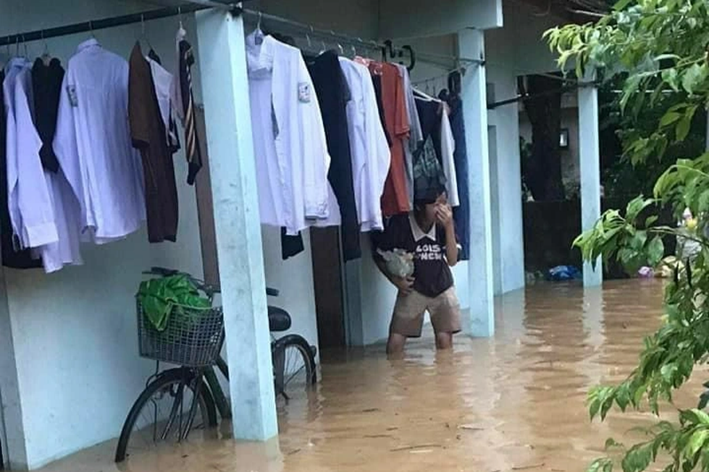 Lũ dâng ngập phòng trọ, 40 học sinh leo lên nóc nhà tránh trú - 3 Lũ dâng ngập phòng trọ, 40 học sinh leo lên nóc nhà tránh trú - 3