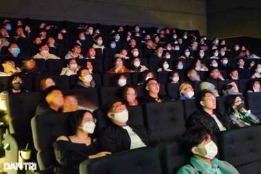 Rạp phim ở Hà Nội chật kín các cặp đôi, "cháy vé" trong ngày lễ tình nhân