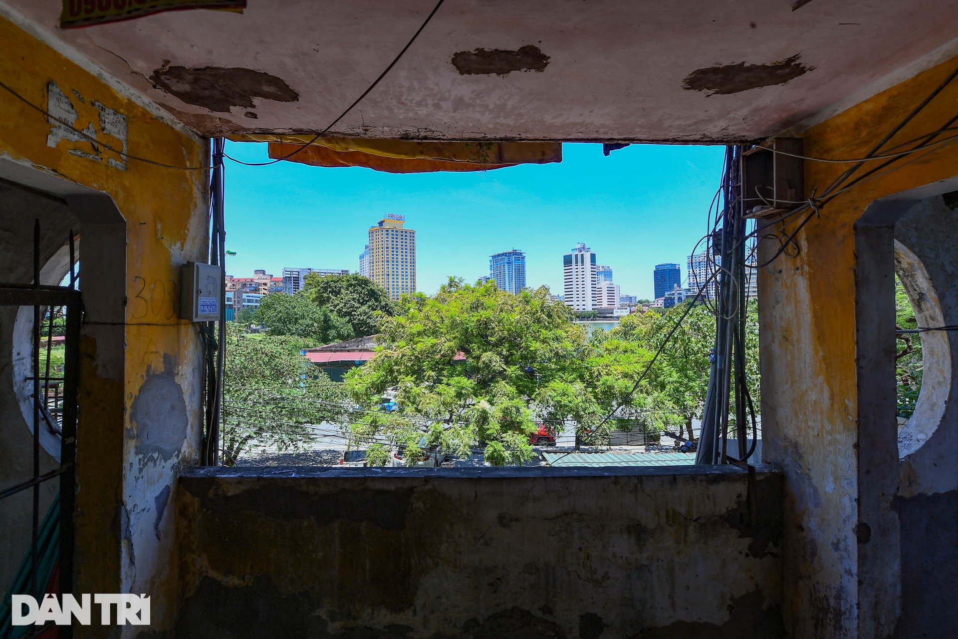 Nhà biến thành hầm ẩm thấp, dột nát tại chung cư tập thể cũ Hà Nội - 17 Nhà biến thành hầm ẩm thấp, dột nát tại chung cư tập thể cũ Hà Nội - 17