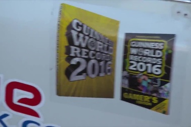 Kỉ lục thế giới mới về đỗ xe vào khe hẹp