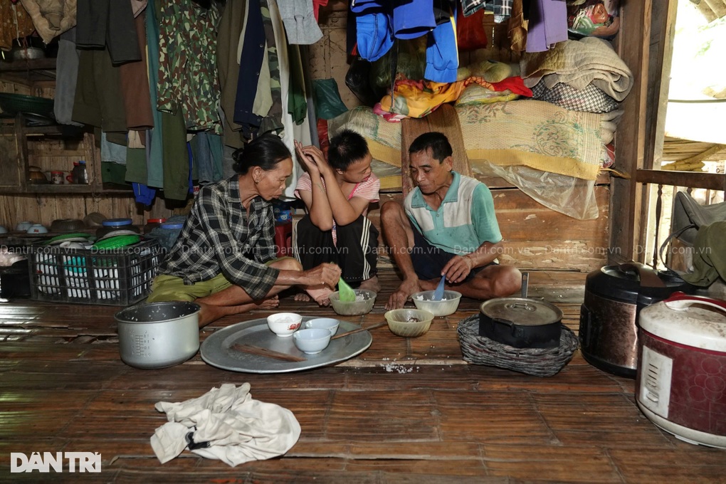 Mẹ già bệnh tật vất vả chăm chồng khuyết tật, con tâm thần - 1 Mẹ già bệnh tật vất vả chăm chồng khuyết tật, con tâm thần - 1