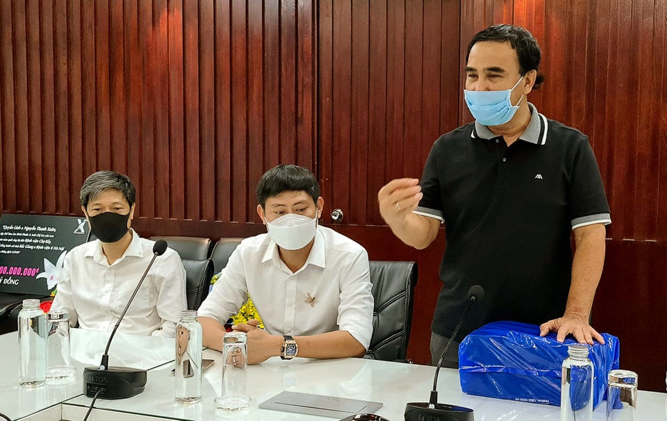 Quyền Linh tặng 2 tỷ đồng cho các điểm nóng chống dịch tại Bắc Giang - 1 Quyền Linh tặng 2 tỷ đồng cho các điểm nóng chống dịch tại Bắc Giang - 1