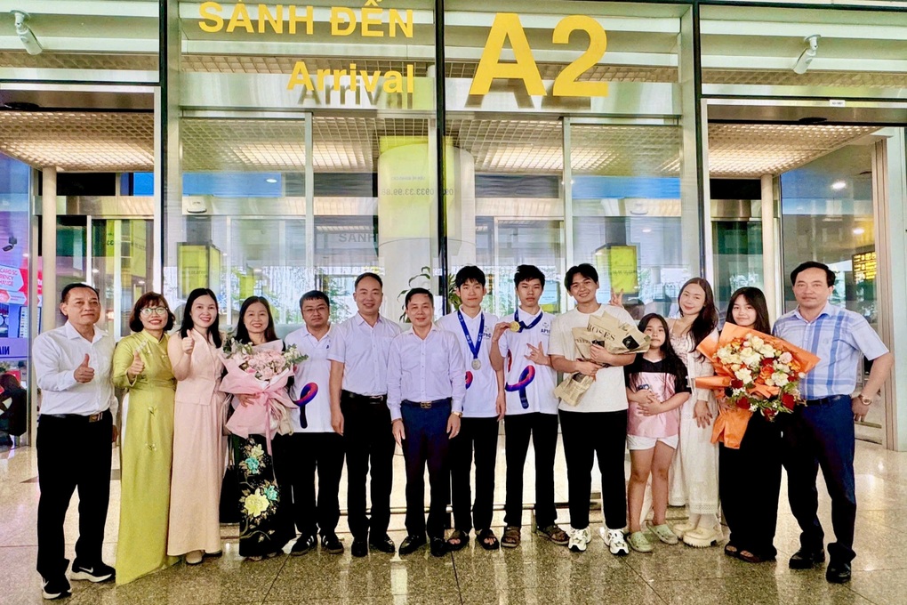 ដណ្ដើមបានមេដាយមាសបន្ទាប់ពីបានមេដាយមាស សិស្សខេត្ត Nghe An បញ្ចេញពន្លឺអន្តរជាតិ - ១ Liên tiếp giành vàng, học sinh xứ Nghệ tỏa sáng ở quốc tế - 1