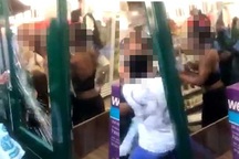 Sốc cảnh 2 thiếu nữ đấm túi bụi nhân viên bán hàng vì bị phát hiện trộm cắp