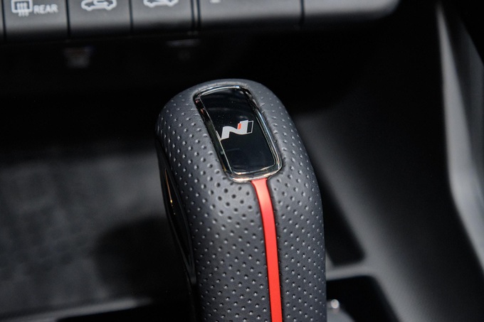 Hyundai Elantra N-Line: hút mắt từ mọi góc nhìn, trang bị hấp dẫn, động cơ là điểm nhấn - 26 Hyundai Elantra N-Line: hút mắt từ mọi góc nhìn, trang bị hấp dẫn, động cơ là điểm nhấn - 26