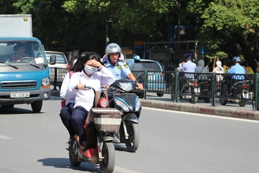 Hà Nội: “Vật vã” dưới cái nắng gay gắt đầu đông