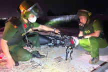 Cảnh sát nổ súng chỉ thiên, “quái xế” vứt xe chui xuống cống chạy trốn