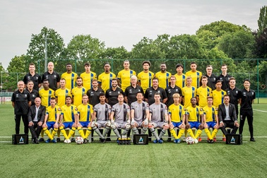 Công Phượng "bảnh trai" khi chụp hình cùng đồng đội ở Sint Truidense