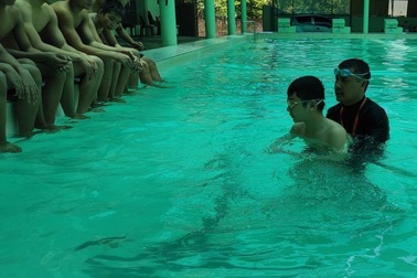 Thầy giáo vay tiền xây bể bơi để dạy miễn phí cho trẻ nhỏ