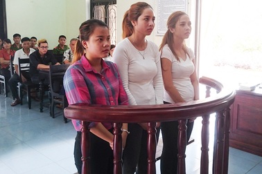 Phạt tù nhóm phụ nữ đánh ghen cô giáo ngay trên bục giảng