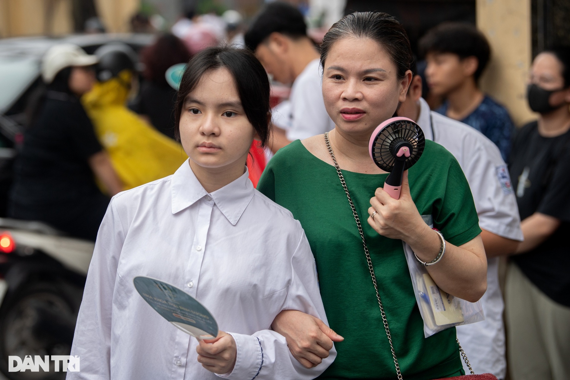 Sĩ tử Hà Nội lo lắng tới mất ngủ, dậy sớm đi làm thủ tục thi lớp 10 - 2 Sĩ tử Hà Nội lo lắng tới mất ngủ, dậy sớm đi làm thủ tục thi lớp 10 - 2