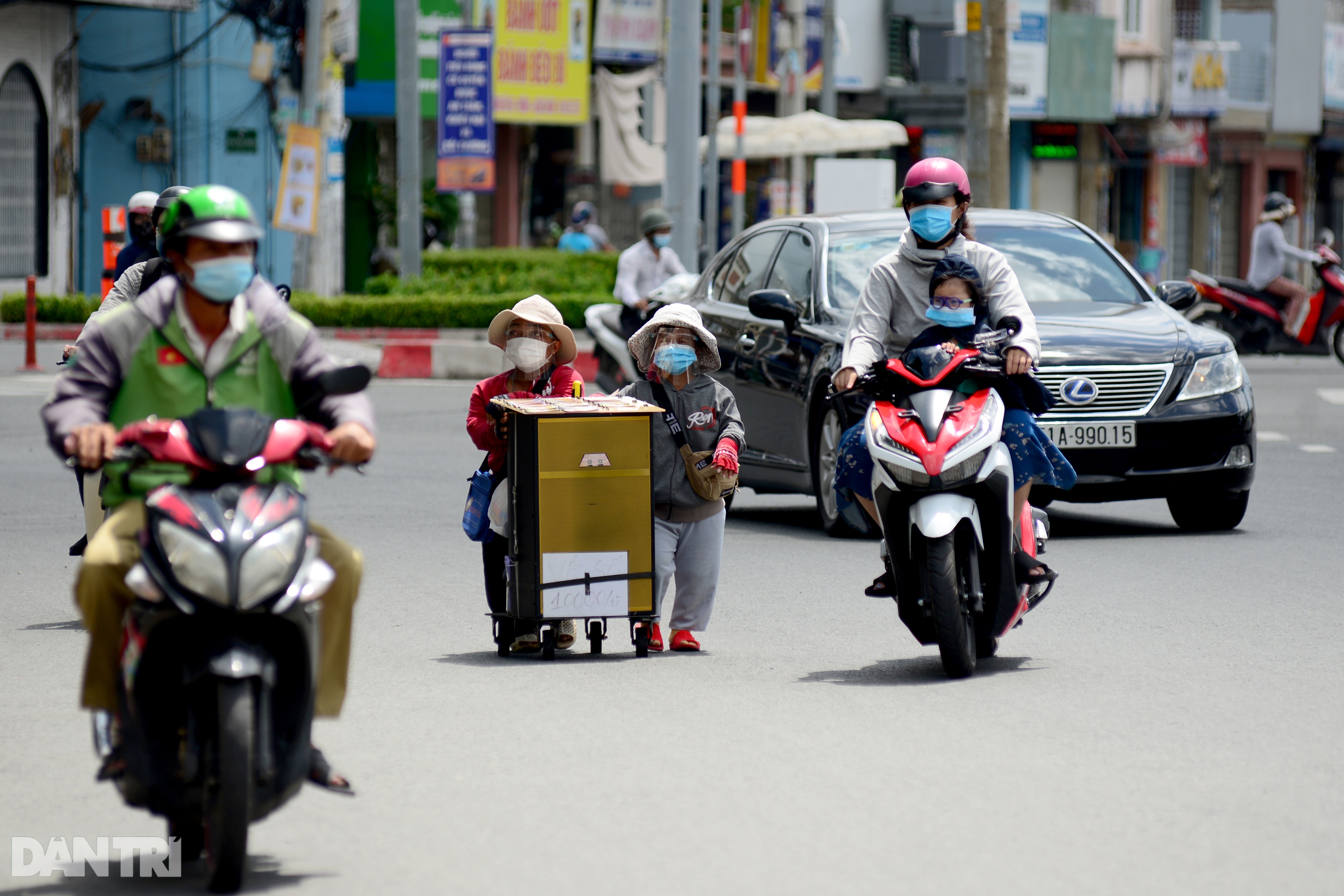 Cặp vợ chồng tí hon ở Sài Gòn bán vé số mùa dịch để nuôi nghiệp thể thao - 1 Cặp vợ chồng tí hon ở Sài Gòn bán vé số mùa dịch để nuôi nghiệp thể thao - 1