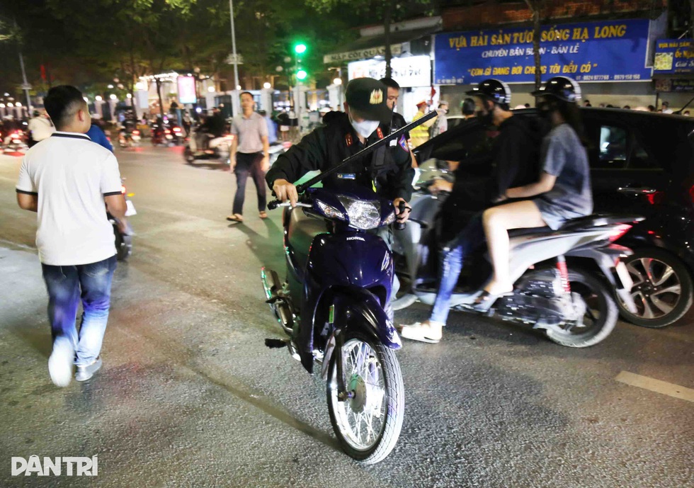 141 hóa trang xuyên đêm truy bắt quái xế trên phố Hà Nội - 9