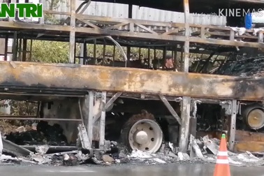 Xe khách cháy trơ khung ở Sóc Trăng