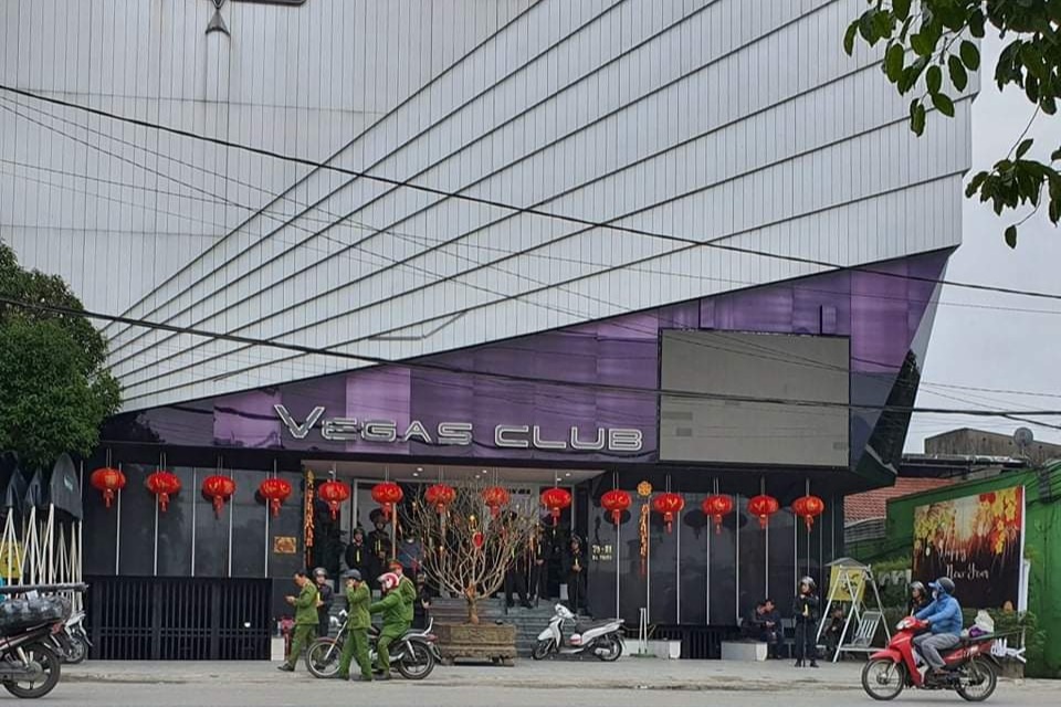 Công an khám xét nhiều giờ tại quán bar ở Huế - 2 Công an khám xét nhiều giờ tại quán bar ở Huế - 2
