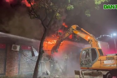 Cảnh sát phá tường quán bar dập đám cháy lớn