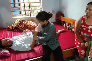 Trao hơn 127 triệu đồng đến gia đình 5 con thơ khốn khó khi bố mẹ bệnh nặng