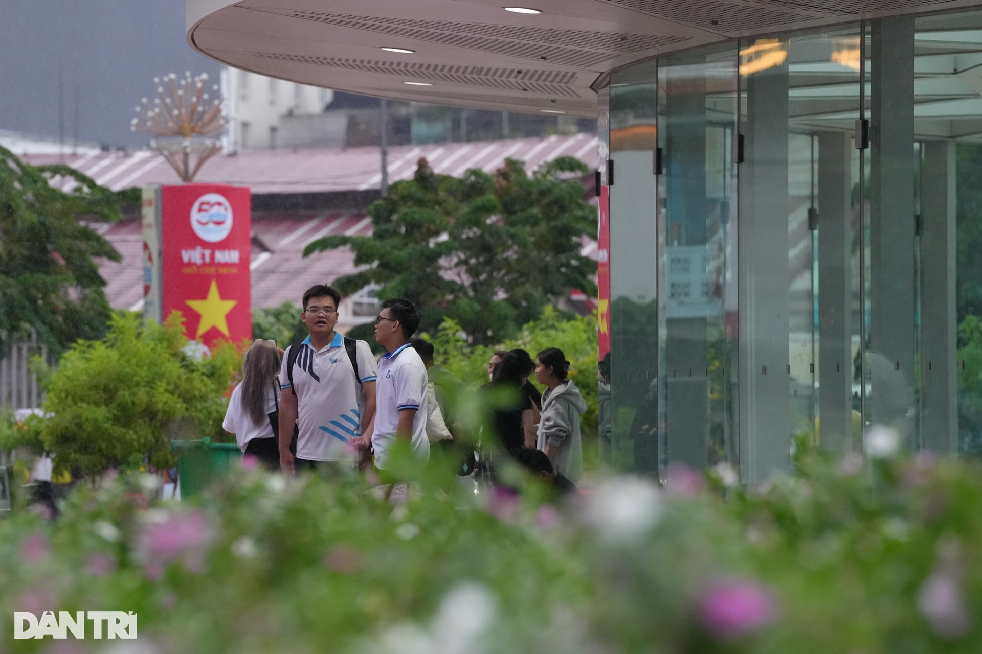 Cơn mưa vàng giải nhiệt cho TPHCM sau những ngày nắng nóng - 7 Cơn mưa vàng giải nhiệt cho TPHCM sau những ngày nắng nóng - 7