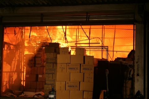 Cháy dữ dội hơn 4 tiếng, kho hàng lớn bị thiêu sạch