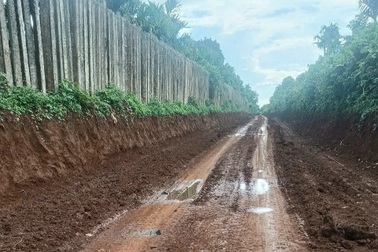 Công trình giao thông "tê liệt" vì vướng mặt bằng, bị đào trộm 2.000m3 đất