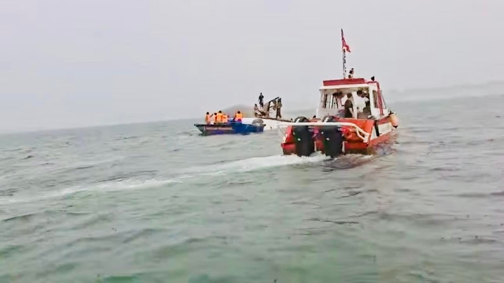 Vụ chìm tàu ở Hạ Long: Nhiều người cầu cứu, chạy đua công tác cứu hộ - 2 Vụ chìm tàu ở Hạ Long: Nhiều người cầu cứu, chạy đua công tác cứu hộ - 2