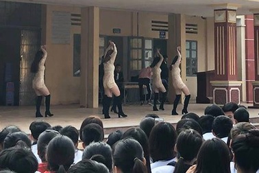 Hà Nội: Xôn xao clip biểu diễn văn nghệ phản cảm ở trường cấp 3
