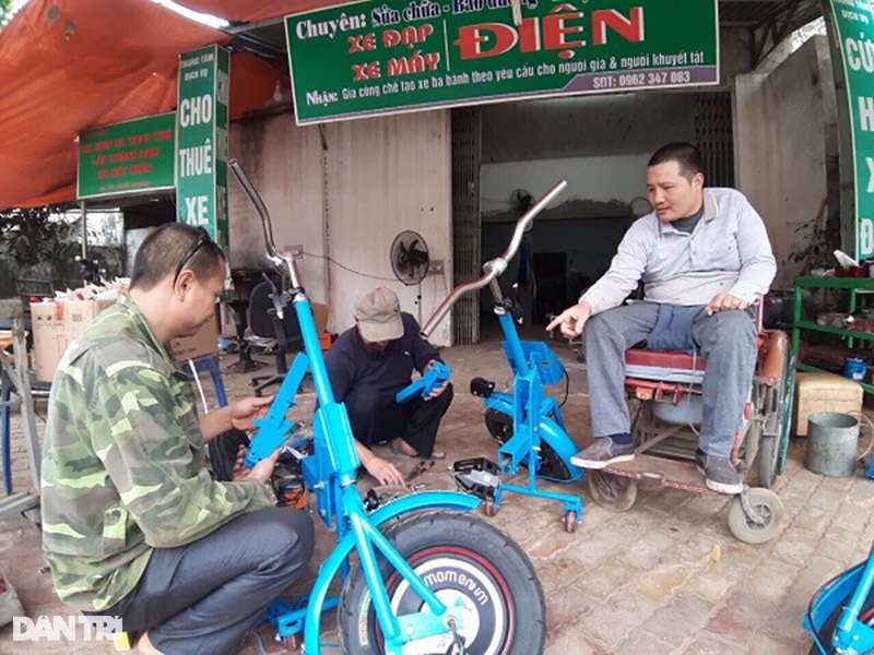 Chiếc xe lăn đầu kéo theo nguyên lý cổ gà của người đàn ông khuyết tật - 2 Chiếc xe lăn đầu kéo theo nguyên lý cổ gà của người đàn ông khuyết tật - 2