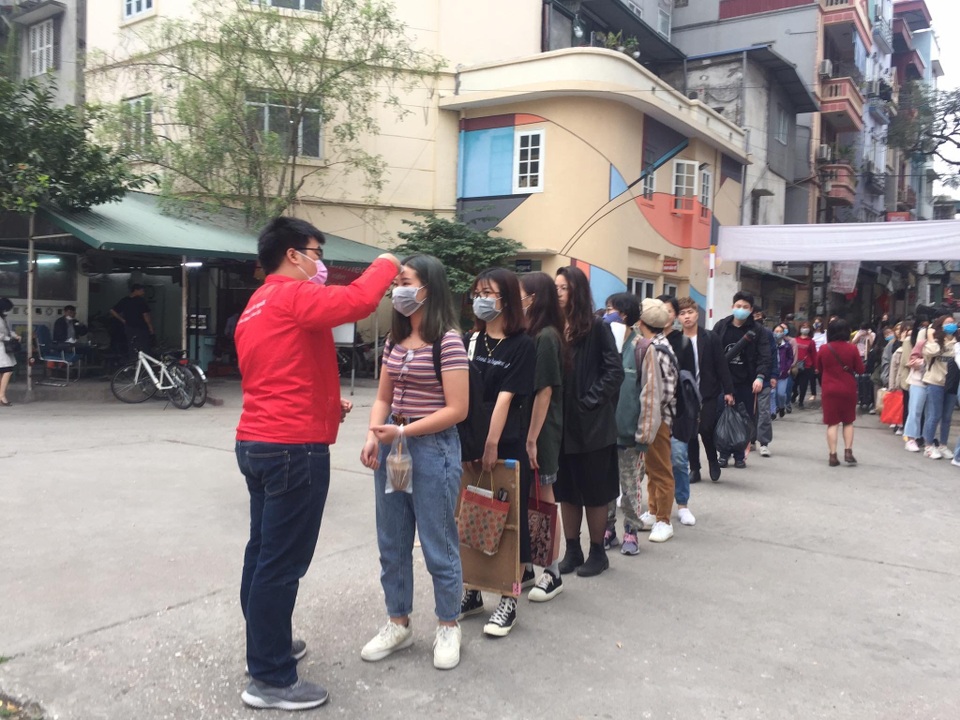 Đoàn trường hỗ trợ đo nhiệt độ, phát khẩu trang cho sinh viên - 6 Đoàn trường hỗ trợ đo nhiệt độ, phát khẩu trang cho sinh viên - 6