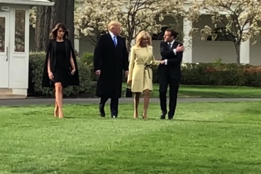 Tổng thống Pháp trồng cây cùng ông Trump tại Nhà Trắng