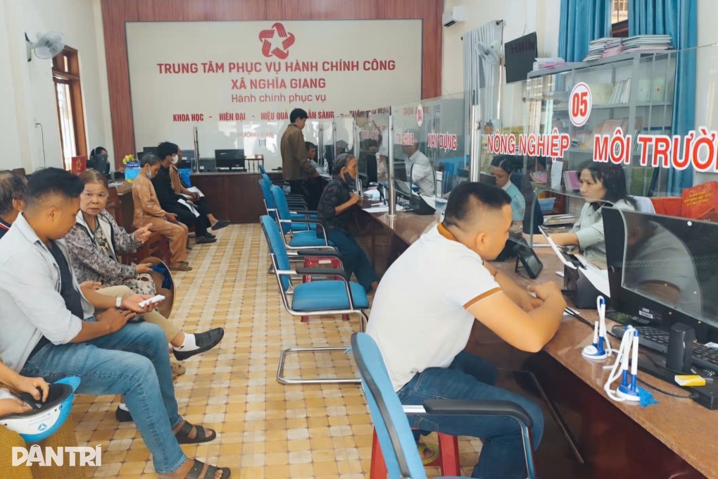 Cán bộ đến nhà xin lỗi dân vì chậm giải quyết hồ sơ chứng thực - 2 Cán bộ đến nhà xin lỗi dân vì chậm giải quyết hồ sơ chứng thực - 2