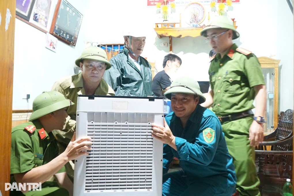 Họp khẩn trong đêm, di dời hơn 1.800 người dân trước giờ bão Kajiki đổ bộ - 1 Họp khẩn trong đêm, di dời hơn 1.800 người dân trước giờ bão Kajiki đổ bộ - 1