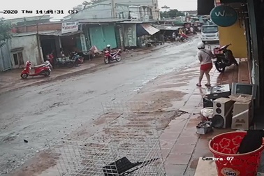 Khoảnh khắc xe tải mất phanh trôi tự do vào khu chợ