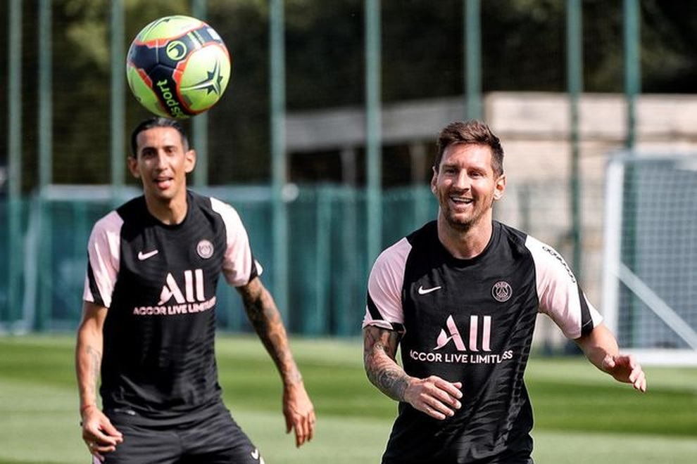 Messi cười tươi rói trong buổi tập đầu tiên với PSG - 3 Messi cười tươi rói trong buổi tập đầu tiên với PSG - 3