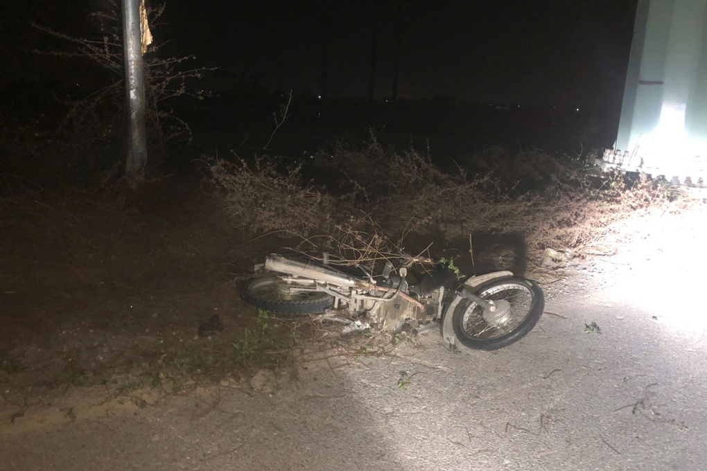 Thanh niên lao xe vào dải phân cách, tử vong trong đêm - 1 Thanh niên lao xe vào dải phân cách, tử vong trong đêm - 1