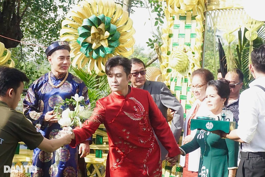 Lễ cưới Puka, Gin Tuấn Kiệt: Đón dâu bằng sà lan, cô dâu nhận 20 cây vàng - 2 Lễ cưới Puka, Gin Tuấn Kiệt: Đón dâu bằng sà lan, cô dâu nhận 20 cây vàng - 2
